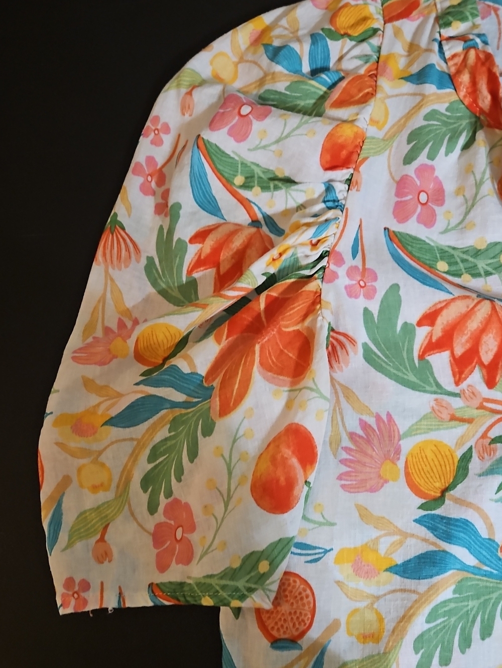 C & C California Floral Puff-Sleeve V-Neck Blouse in Orange, Green, Cream XL - Picture 6 of 8